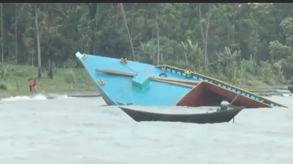 ঝড়ে ডুবে গেল বালুবাহী বাল্কহেড ও জেলেনৌকা