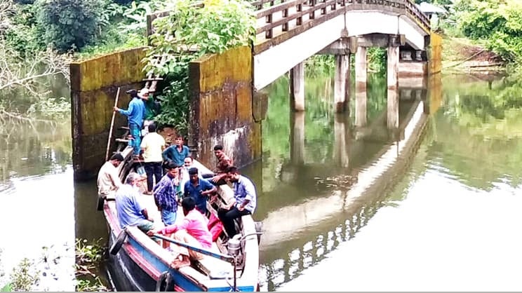 মই বেয়ে উঠতে হয় সেতুতে