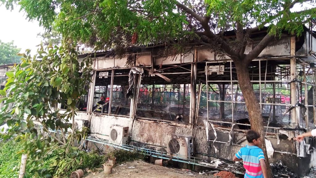 ২০ মিনিটের আগুনে পুড়ে ছাই ‘ঝিল কুটুম ক্যাফে’