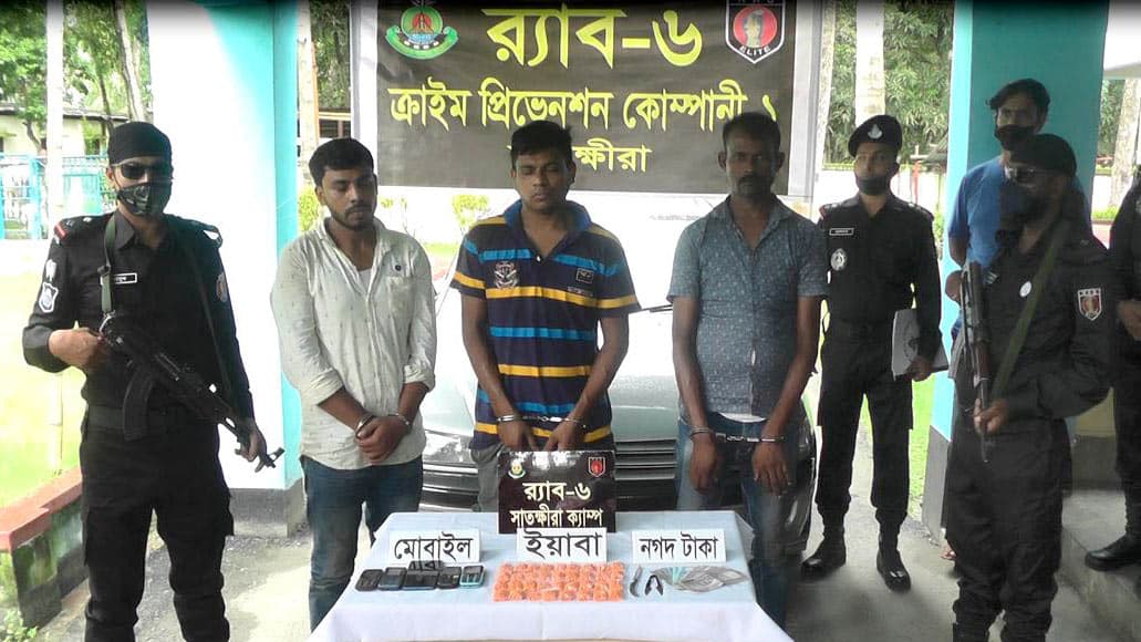 সাতক্ষীরায় পুলিশের স্টিকারযুক্ত গাড়িতে ইয়াবা, গ্রেপ্তার ৩