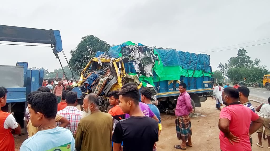 দিনাজপুরে ট্রাকের সঙ্গে বাস-ভ্যানের সংঘর্ষ, নিহত ৬