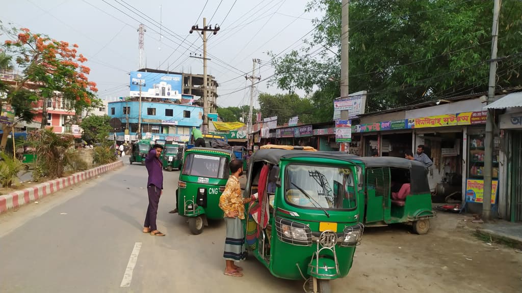 অবৈধ স্ট্যান্ডে সড়কে যানজট