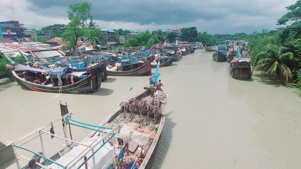 বঙ্গোপসাগরে ট্রলারডুবি, খোঁজ নেই পাথরঘাটার ২০ ট্রলারসহ ২৫০ জেলের