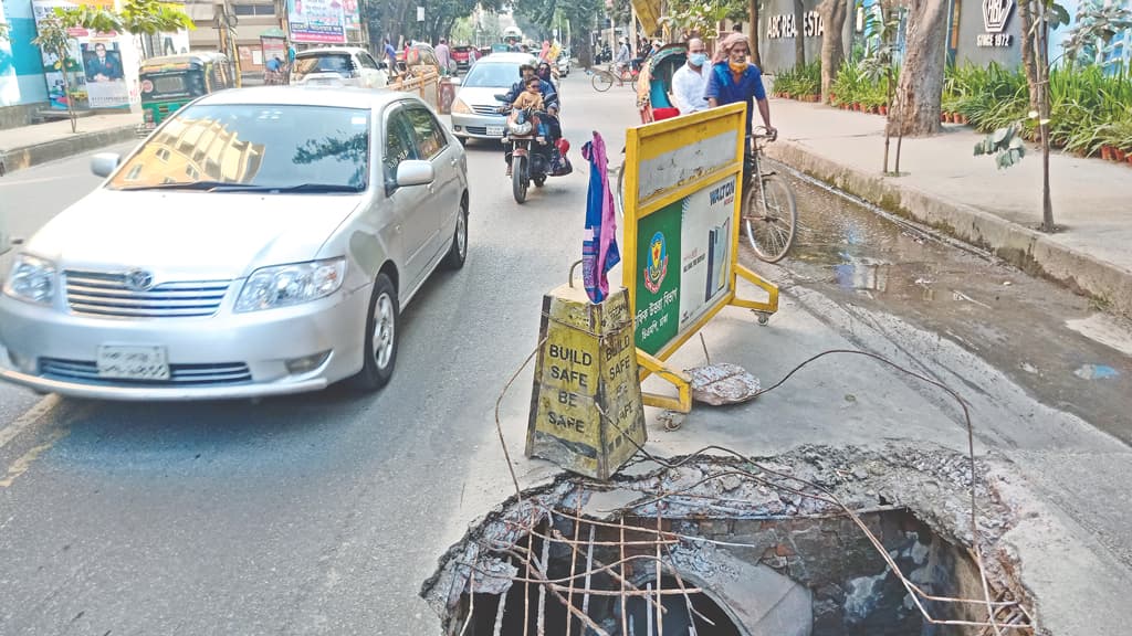 আধা কিমি রাস্তায় তিন ‘মরণফাঁদ’