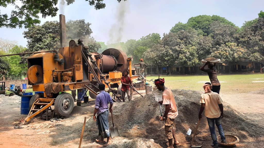 স্কুলের মাঠে ঠিকাদারি মালামাল, শব্দ-ধুলায় দুর্ভোগে শিক্ষার্থীরা