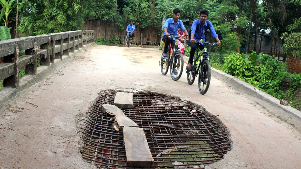 ভাঙা সেতুতে ঝুঁকিতে চলাচল