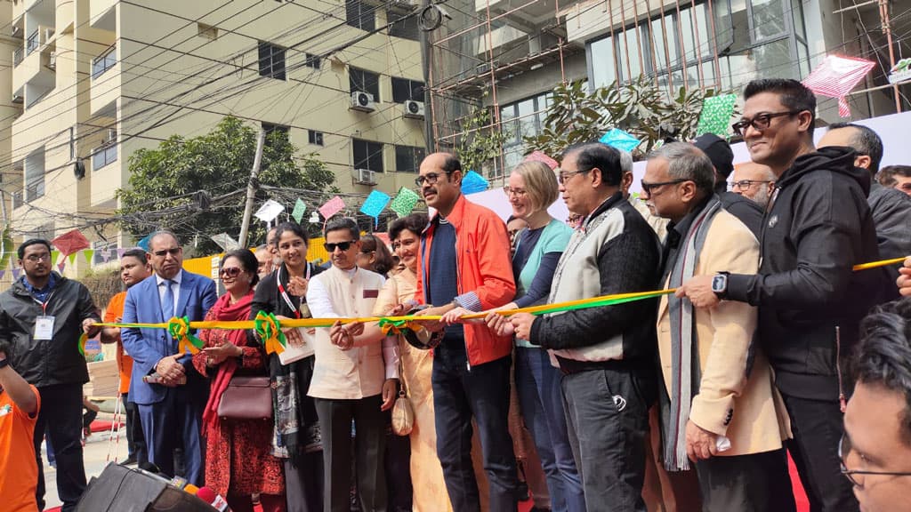 বারিধারায় ফের কলাগাছ থেরাপির হুঁশিয়ারি মেয়র আতিকের