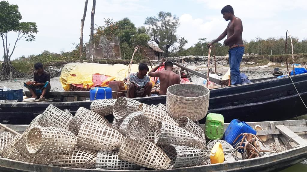 পূর্ব সুন্দরবনে মাছ কাঁকড়া ধরার সময় ১০ জেলে আটক