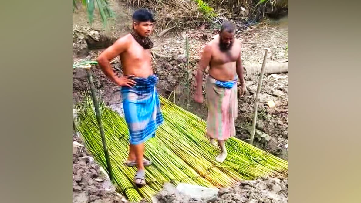 মাটি খুঁড়ে পাট জাগ শেষ নেই দুর্ভোগের