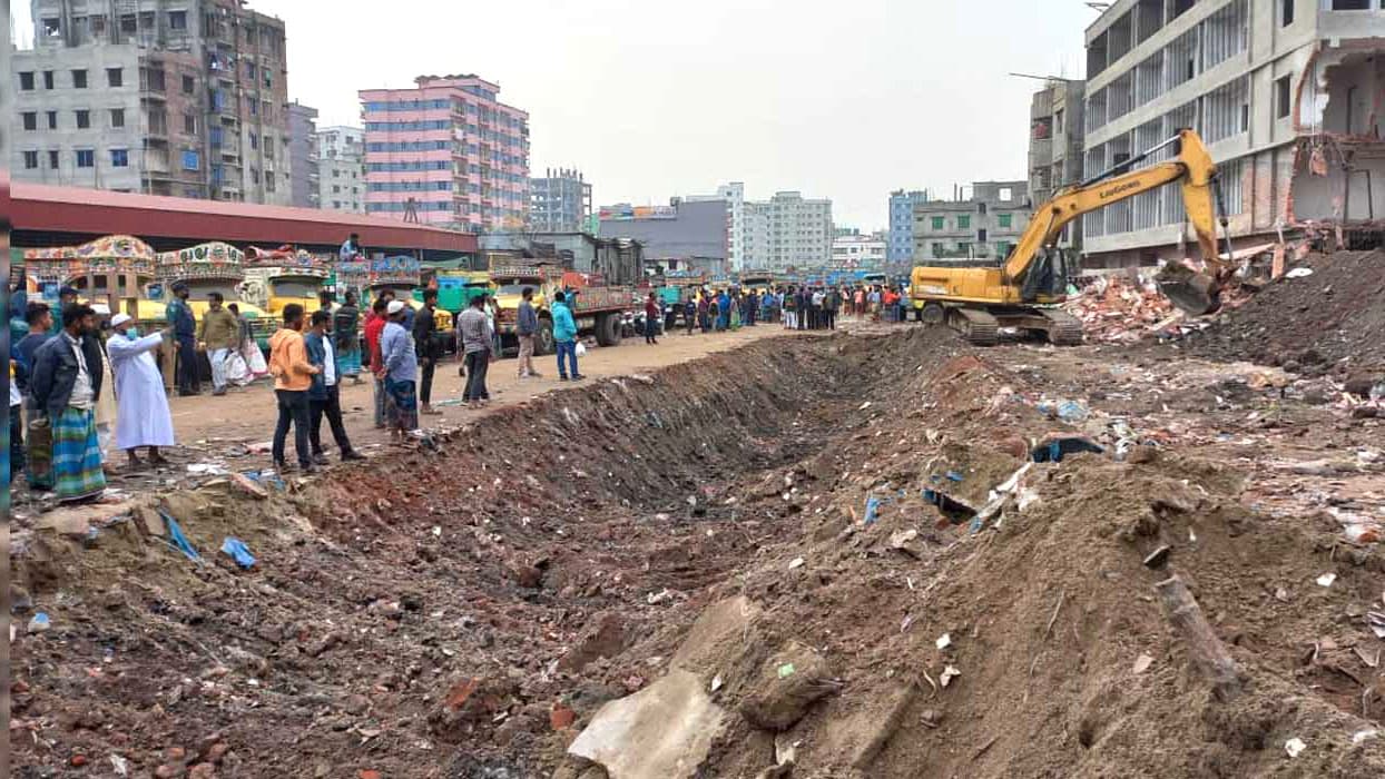 ট্রাকস্ট্যান্ড সরিয়ে খাল কাটল ডিএনসিসি