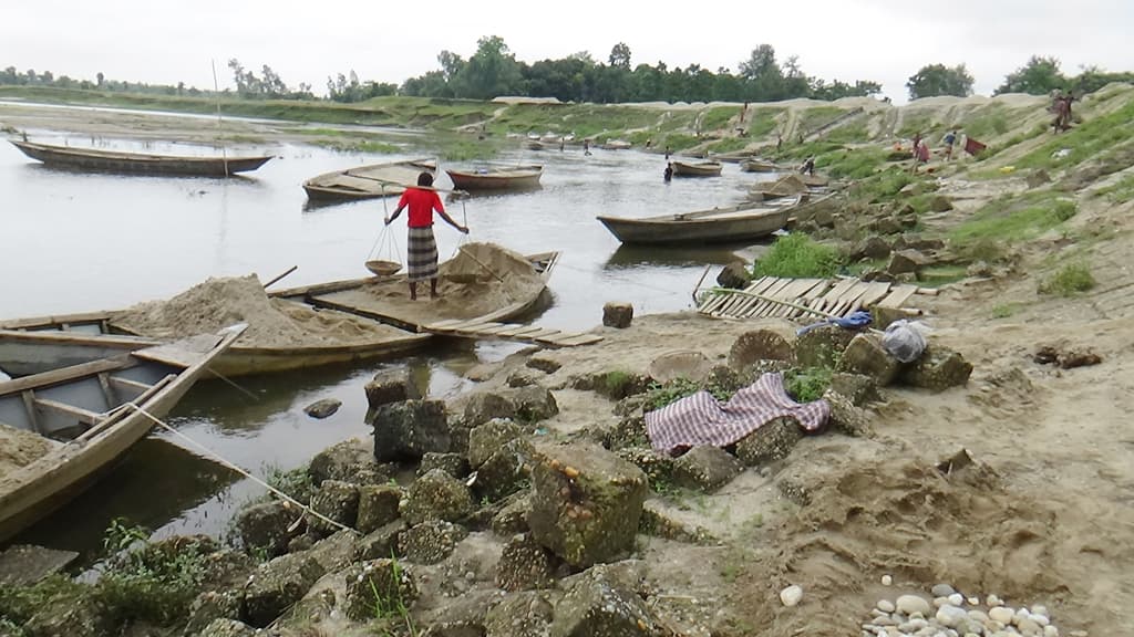 সিলিকা বালু তোলা বাড়লেও রাজস্ব কম