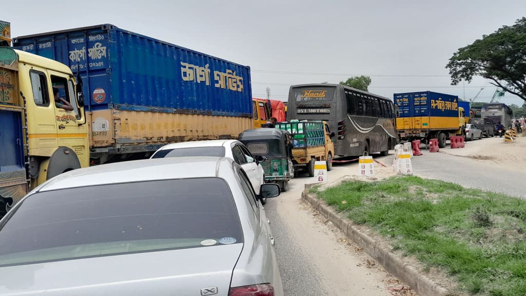 ঢাকা-বঙ্গবন্ধু সেতু মহাসড়কে যানবাহনের চাপ, ১৩ কিলোমিটারে গাড়ির ধীরগতি