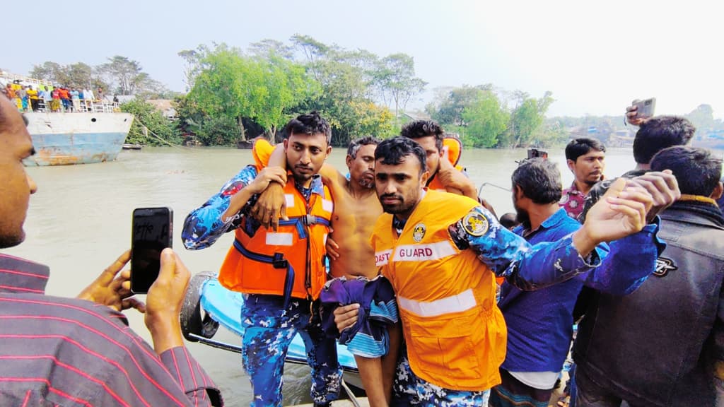 ডাকাতের হামলায় নিহত ৫ জনের লাশ ভাসছে সাগরে, বললেন বেঁচে ফেরা জেলেরা