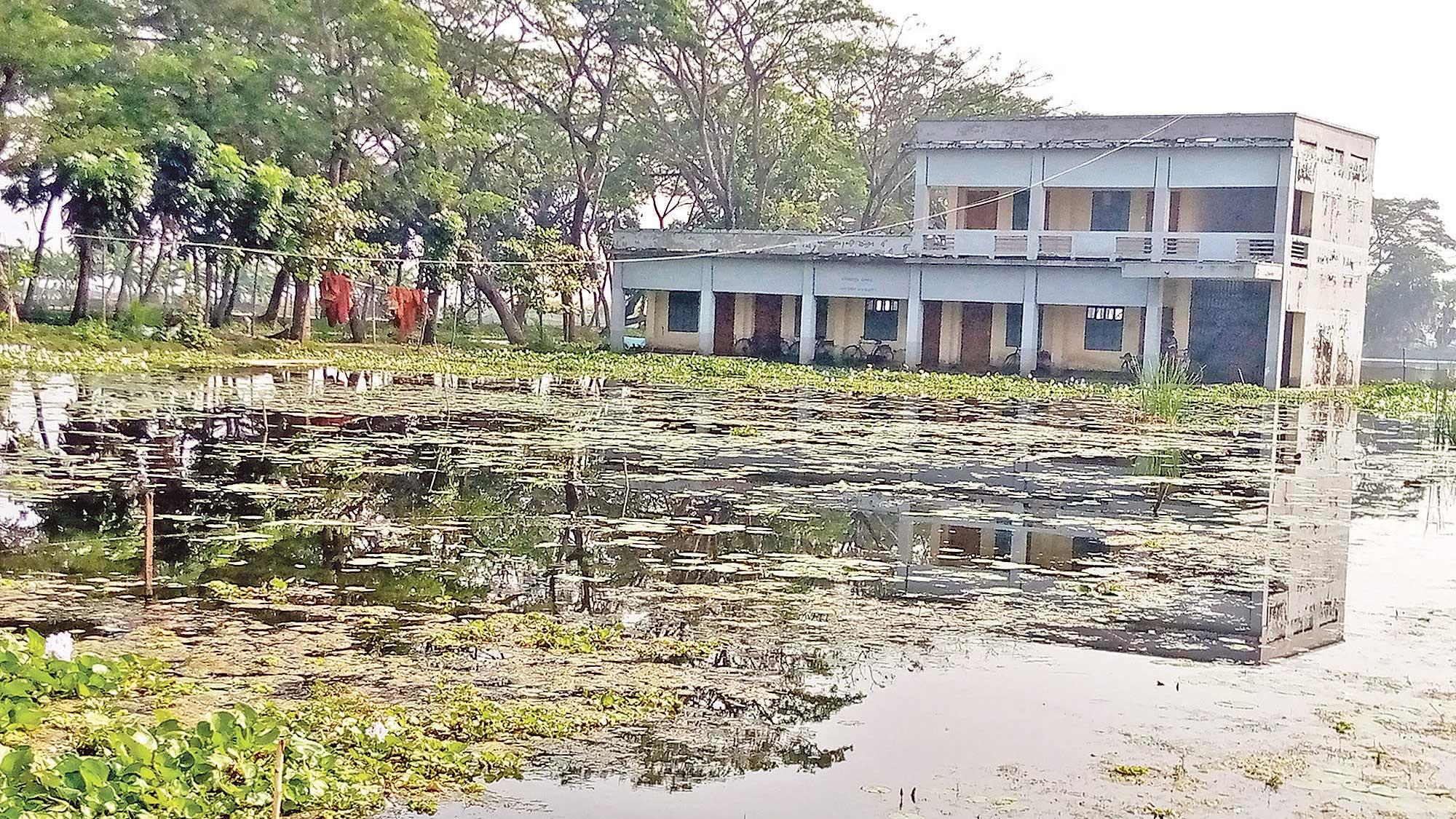 ভোটকেন্দ্রে হাঁটু পানি