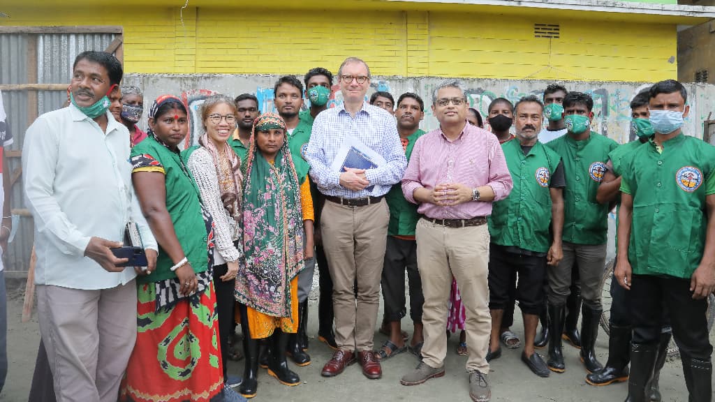 ইউনিলিভার ও ইউএনডিপি’র প্লাস্টিক বর্জ্য ব্যবস্থাপনা প্রকল্প পরিদর্শনে ব্রিটিশ হাইকমিশনার