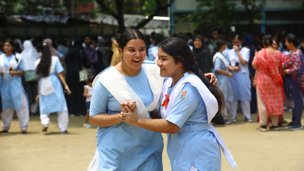 পাসে ও জিপিএ ফাইভে এগিয়ে মেয়েরা