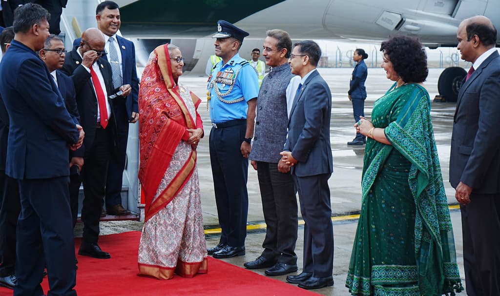 নয়াদিল্লিতে প্রধানমন্ত্রী শেখ হাসিনাকে উষ্ণ অভ্যর্থনা 