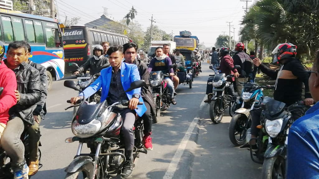 পুলিশের বাধা উপেক্ষা করে রাজশাহীর পথে যুবদল 