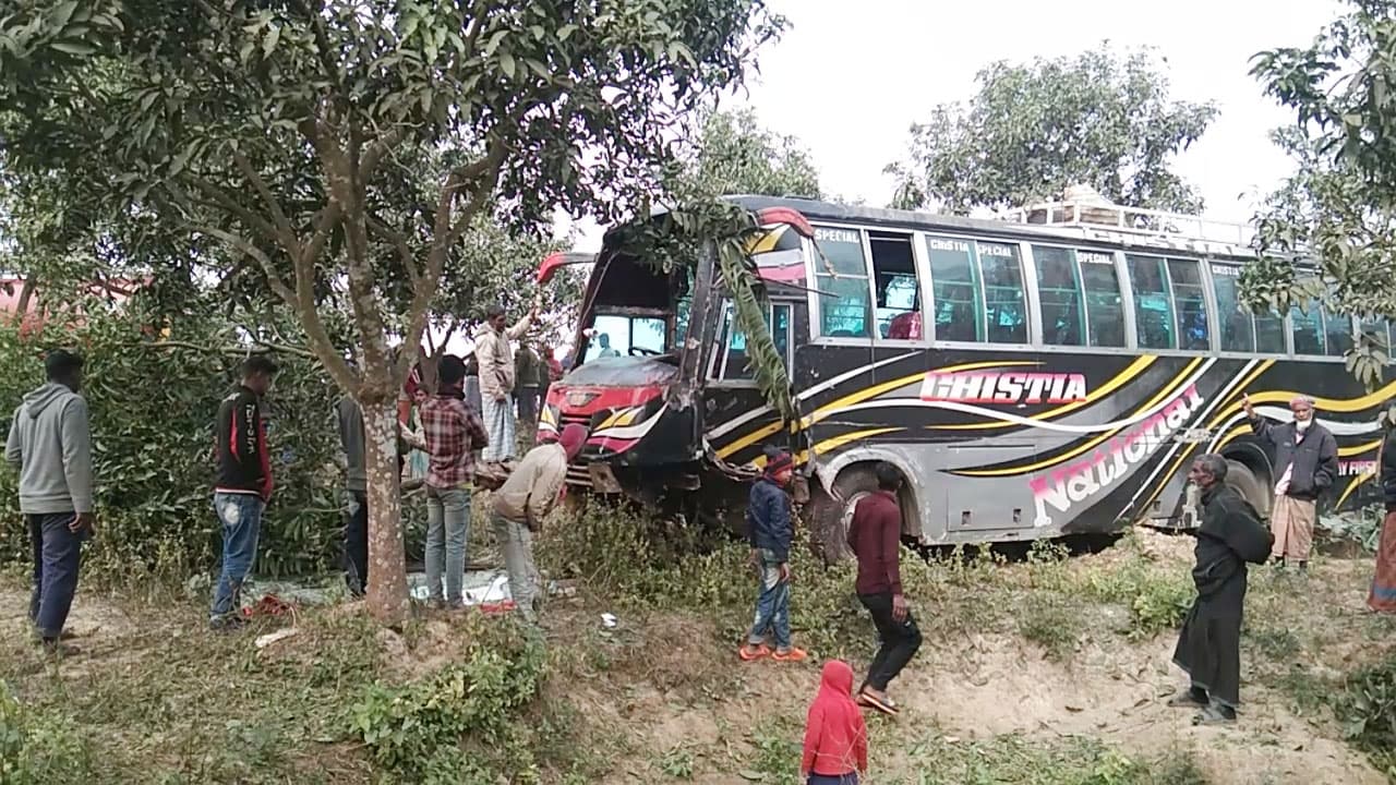 ট্রাক্টরকে ওভারটেক করতে গিয়ে ভ্যানকে বাসের চাপা, নানি-নাতনি নিহত