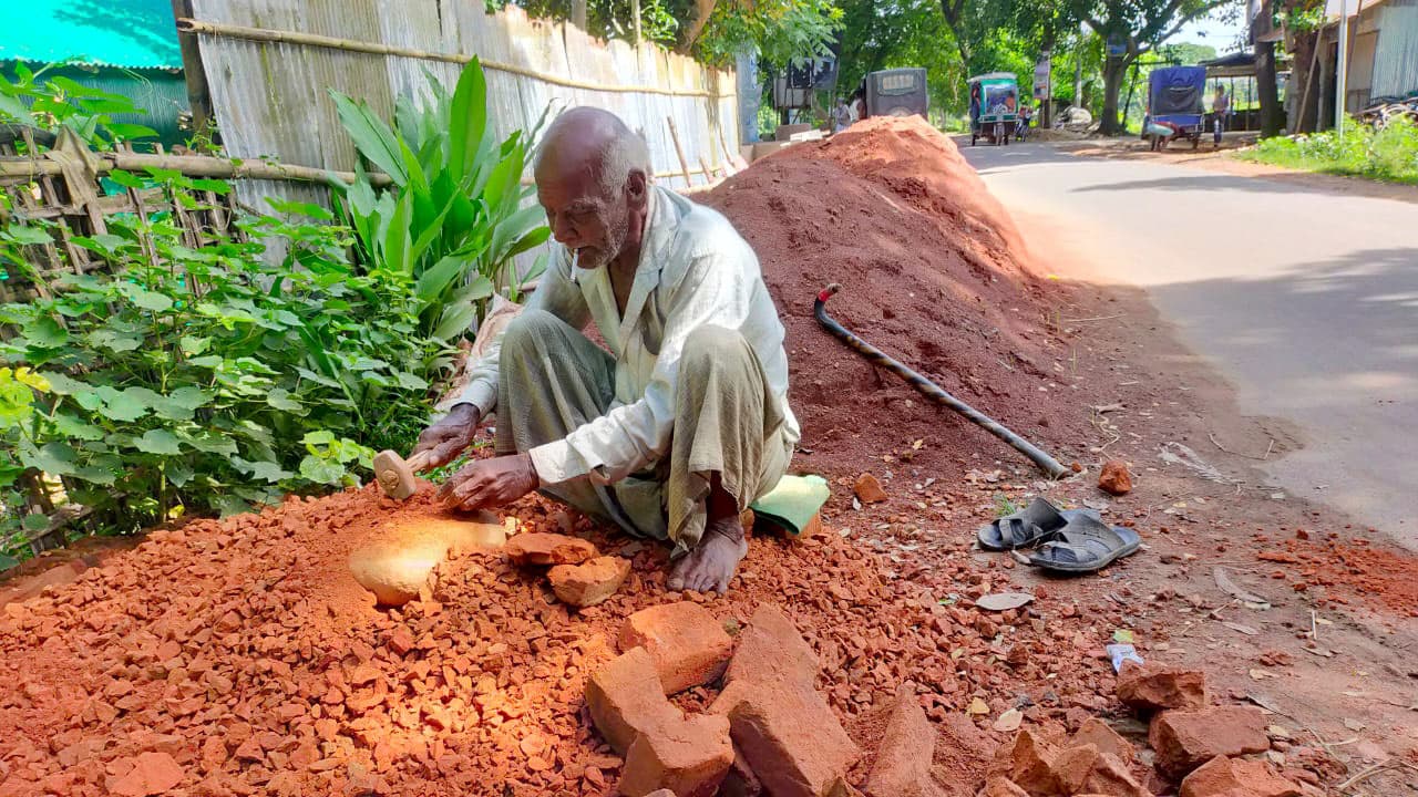 ইট ভেঙে সংসার চালাচ্ছেন ৮০ বছরের বৃদ্ধ