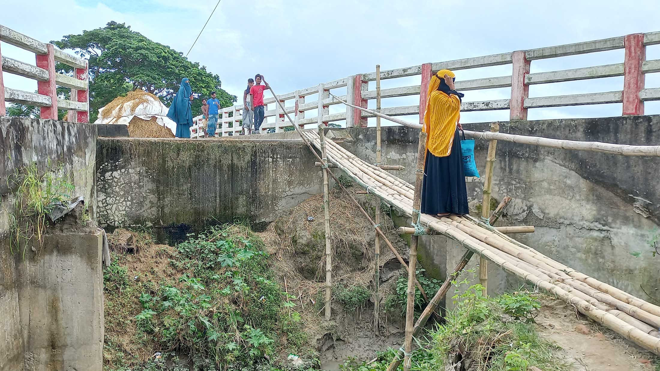 দেড় কোটি টাকার সেতুতে উঠতে হয় বাঁশের সাঁকো দিয়ে