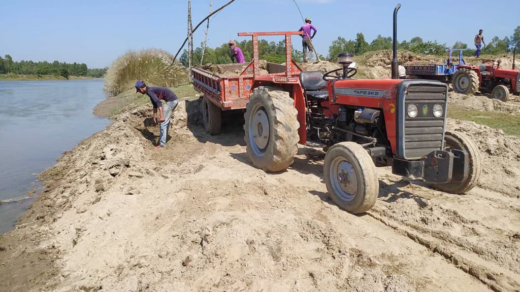 চরের বালু তুলে বিক্রি ঝুঁকিতে গ্রাম, সড়ক