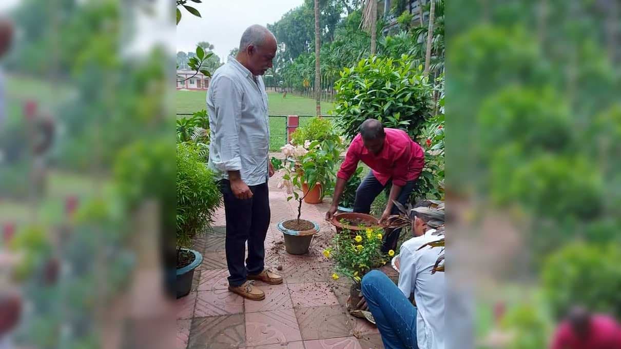 কলেজ ক্যাম্পাসে সাড়ে ৩ হাজার গাছ লাগিয়েছেন অধ্যক্ষ