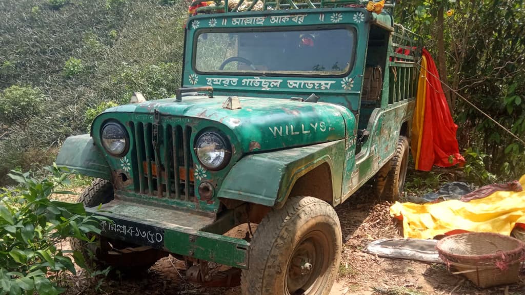 মানিকছড়িতে আনারসবোঝাই জিপ উল্টে ২ কিশোরের মৃত্যু