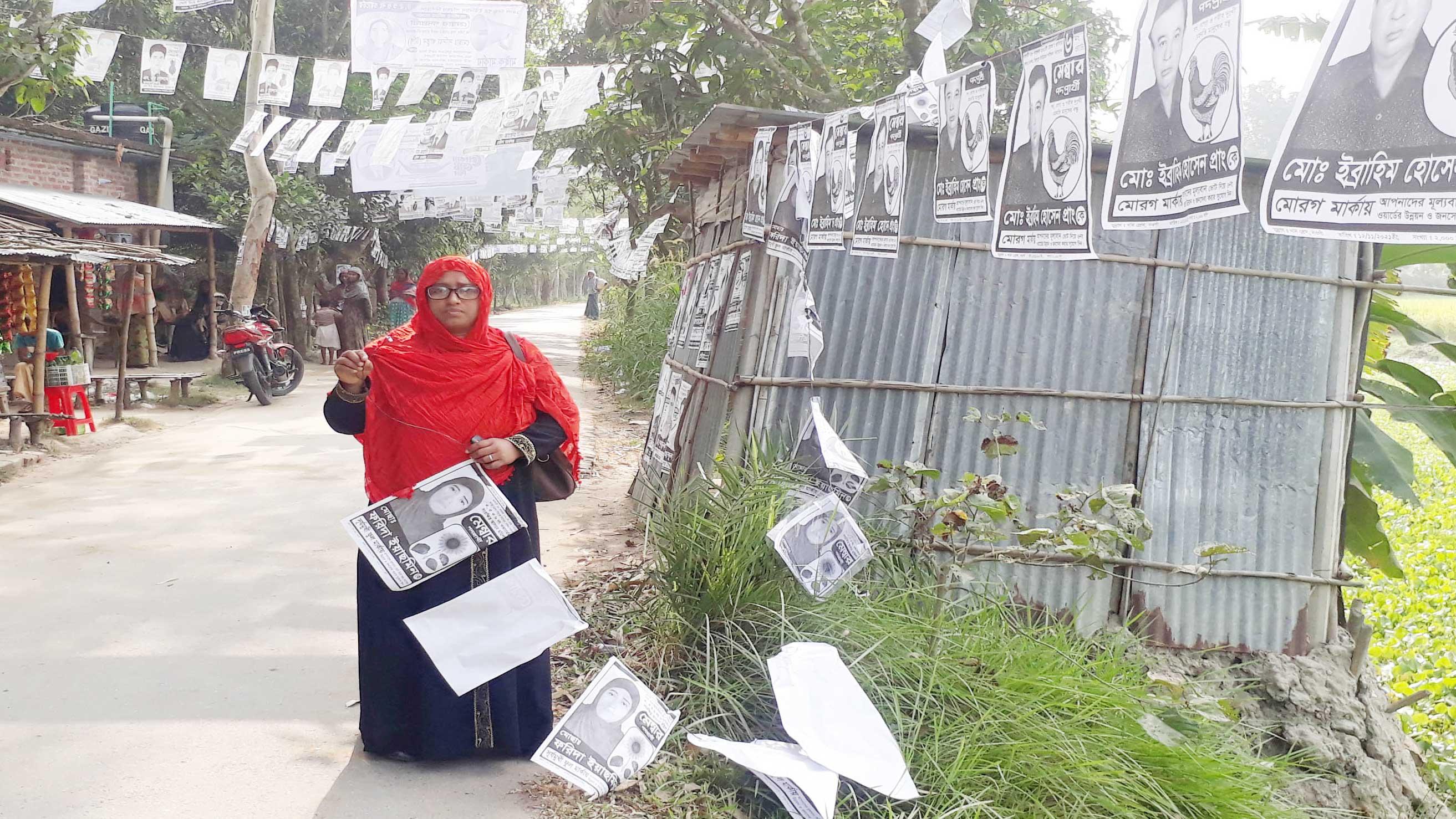 নারী প্রার্থীর ব্যানার পোড়ানোর অভিযোগ