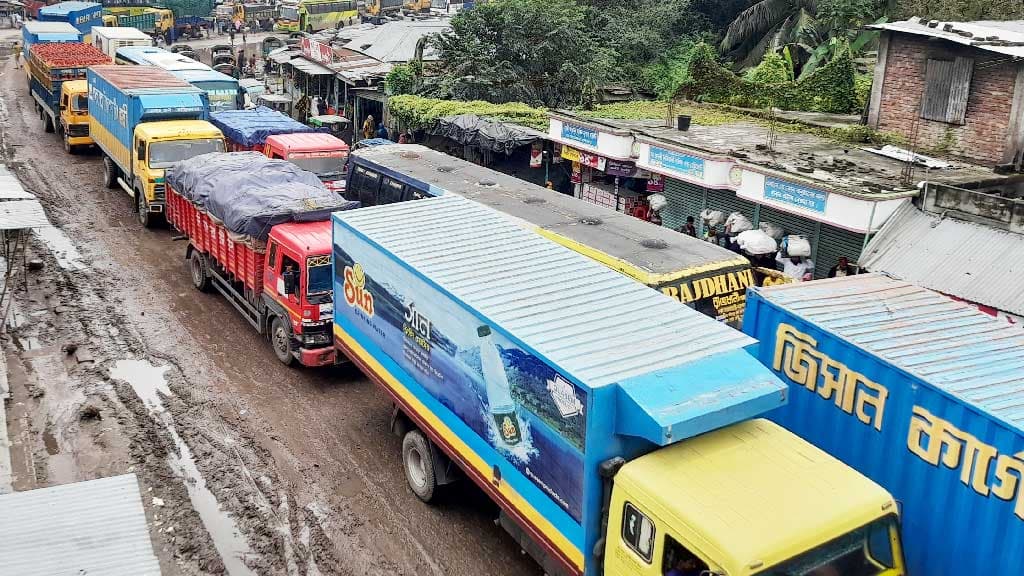 টানা দুই দিনের বৃষ্টিতে দৌলতদিয়া ফেরি ঘাটে দুর্ভোগ