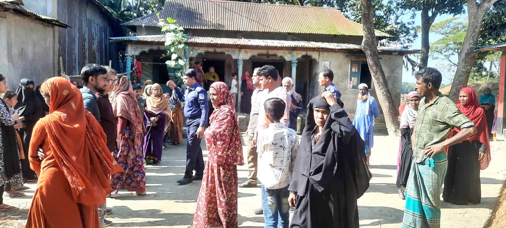 ঘরে বৃদ্ধের রক্তাক্ত লাশ, জিজ্ঞাসাবাদের জন্য স্ত্রী ও দুই মেয়ের আটক