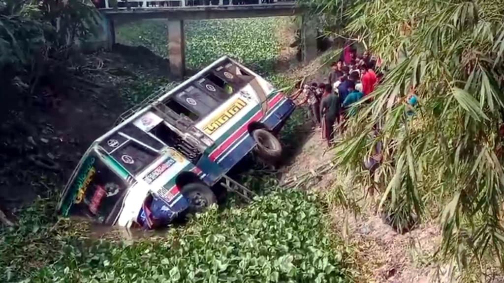 নোয়াখালীতে মোটরসাইকেলে বাসের ধাক্কা, বাবা-ছেলে নিহত