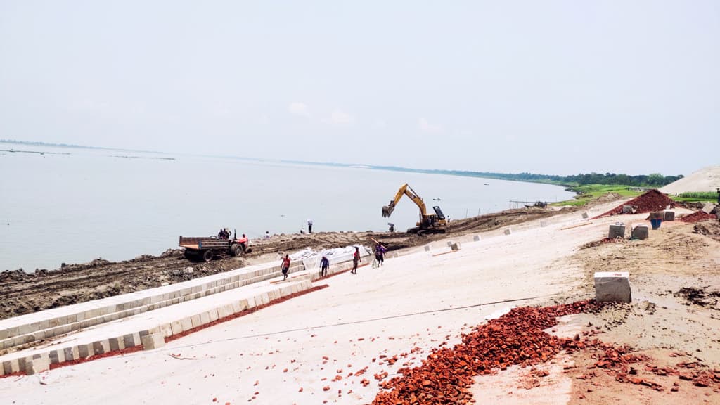 বাঁধ নির্মাণে অনিয়ম পদ্মাতীর ভাঙনের শঙ্কা