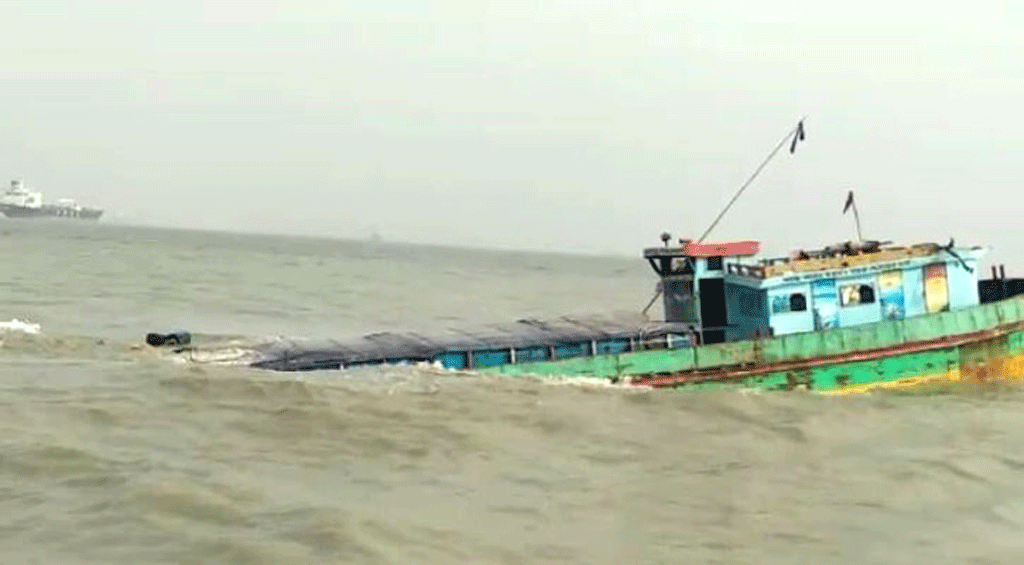 বন্দরের বহির্নোঙরে ডুবলো পাথর বোঝাই ‘এমভি পিংকি’