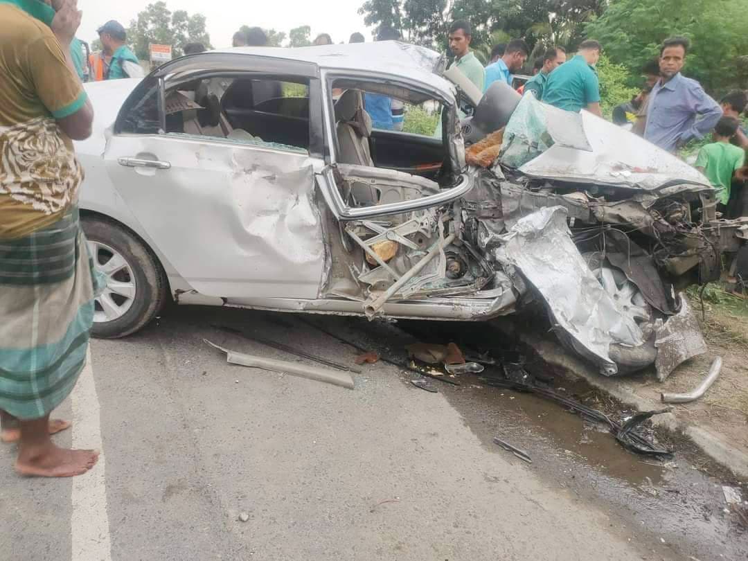 লরির চাপায় দুমড়েমুচড়ে গেল প্রাইভেট কার, আওয়ামী লীগ ও যুবলীগ নেতার মৃত্যু