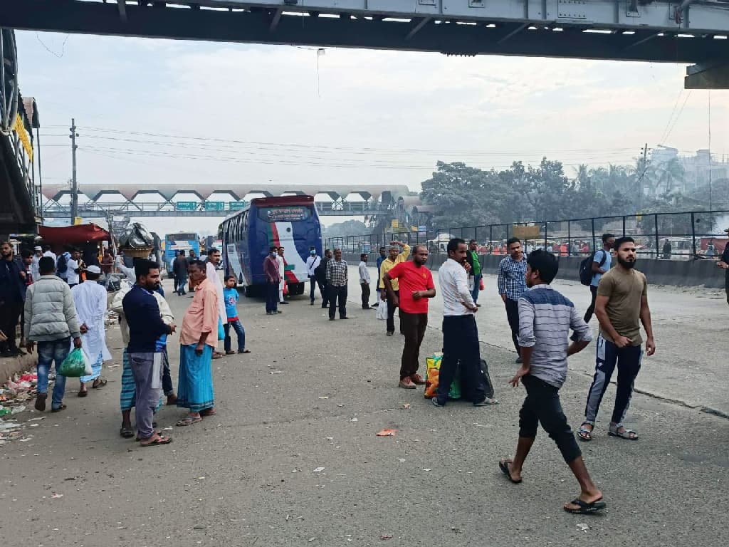 ঢাকা-চট্টগ্রাম মহাসড়কে দূরপাল্লার গণপরিবহন বন্ধ, দুর্ভোগে যাত্রীরা