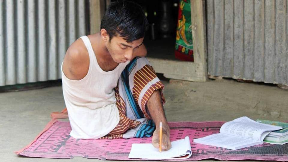 এক পায়ে লিখে এইচএসসির গণ্ডি পার হলেন ফজলু