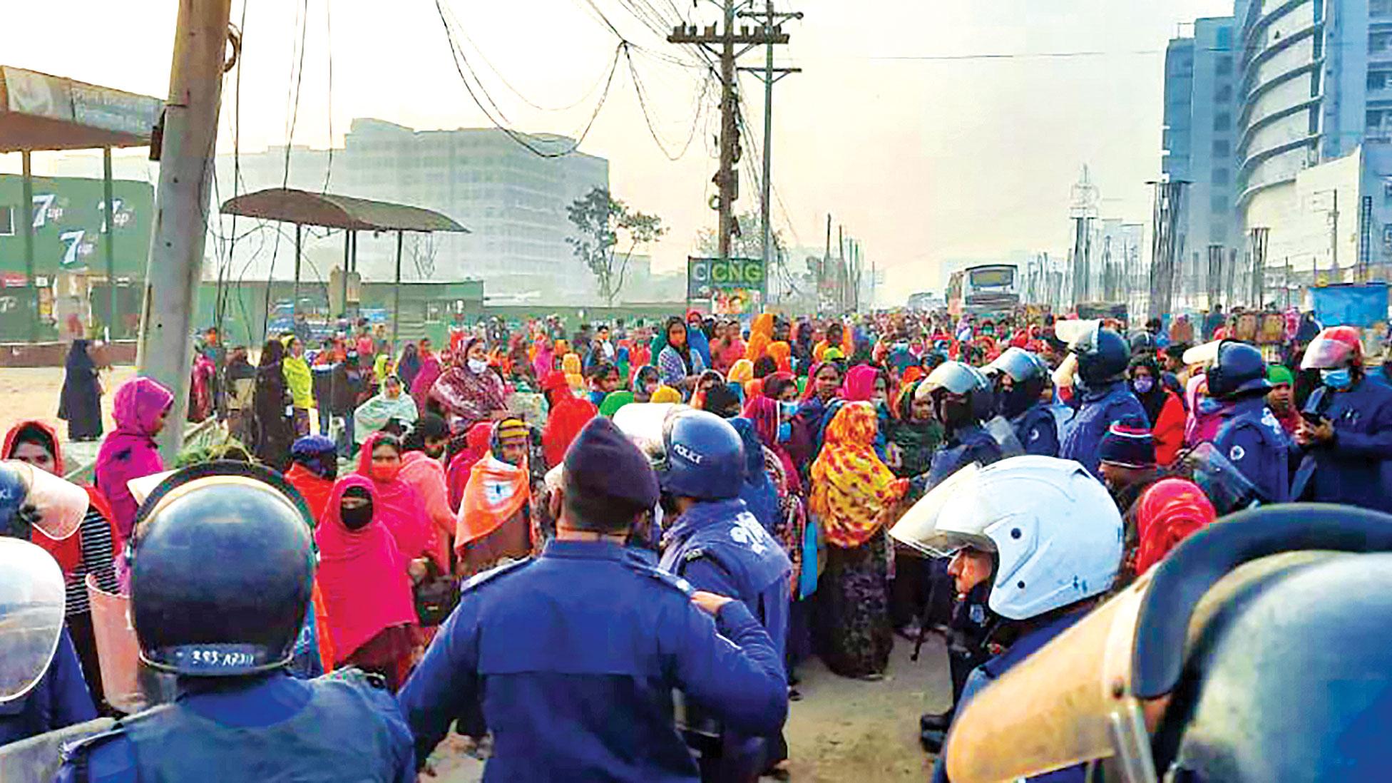 কারখানা খুলে দেওয়ার দাবিতে বিক্ষোভ