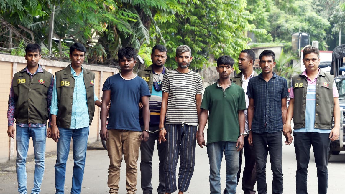 বুকে অস্ত্র ঠেকিয়ে বলে, ‘আমরা মাল নিতে এসেছি, জান নয়’