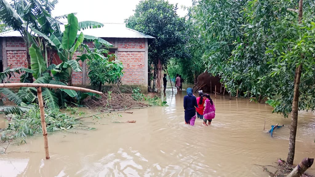 কমলগঞ্জে পানিবন্দী ১৫০ পরিবার, নদী রক্ষা বাঁধে ভাঙন