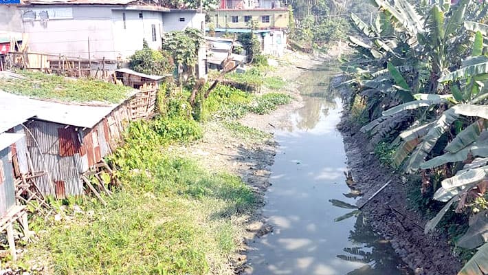 দখল-দূষণে বাকেরগঞ্জের খড়স্রোতা শ্রীমন্ত নদী এখন মরা খাল