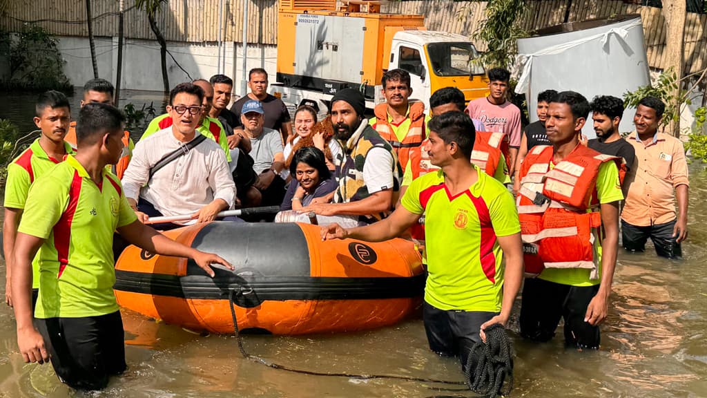 বন্যায় চেন্নাইয়ের হোটেলে ২৪ ঘণ্টা আটকে ছিলেন আমির খান