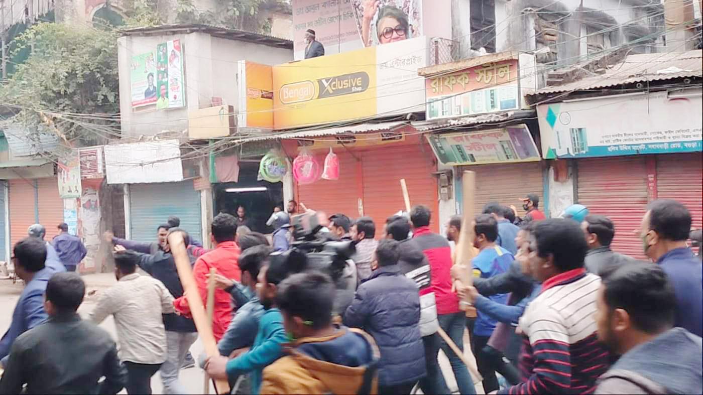 ছাত্রদলের অনশনে পাল্টাপাল্টি ধাওয়া 