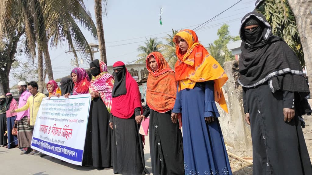 দশমিনায় ইউপি সদস্যের বিরুদ্ধে মানববন্ধন-বিক্ষোভ, হামলায় আহত ১