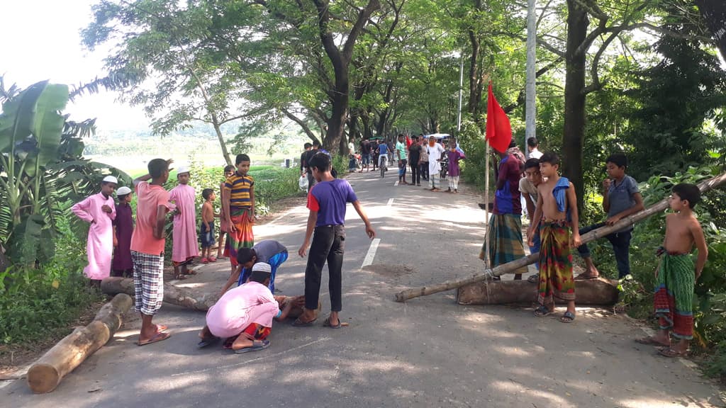 সুড়ঙ্গ করায় সড়কে ধস যোগাযোগ বিচ্ছিন্ন