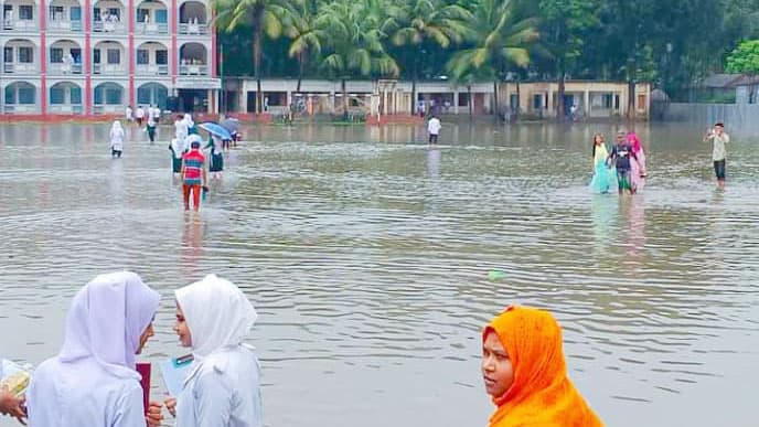 বৃষ্টি হলেই স্কুল মাঠে হাঁটুপানি