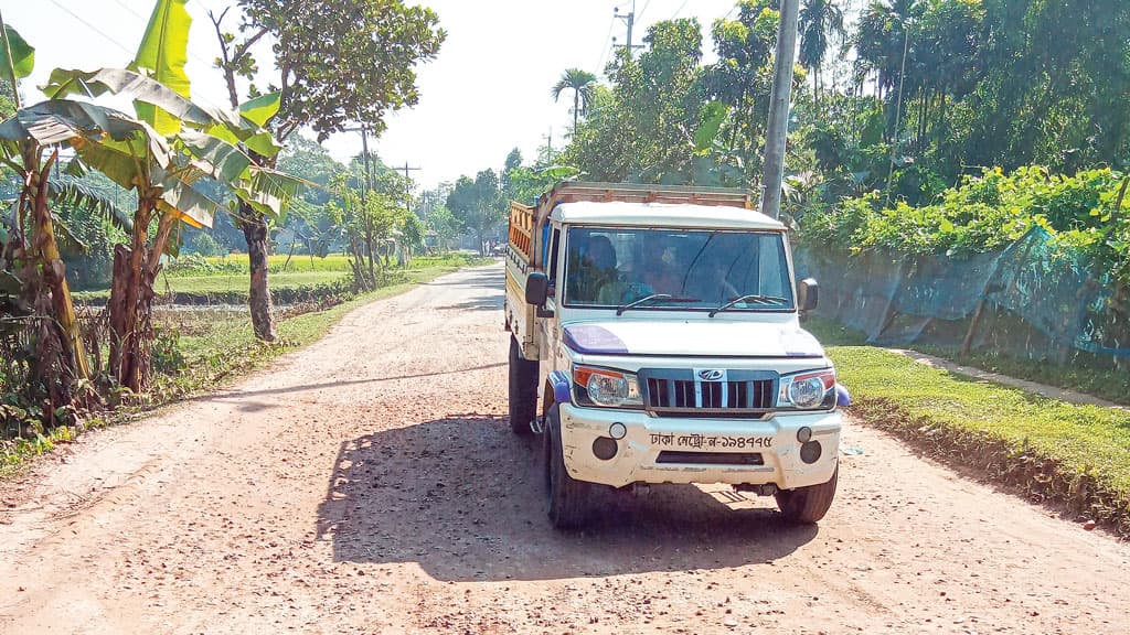 ভাঙা সড়কে মরণফাঁদ