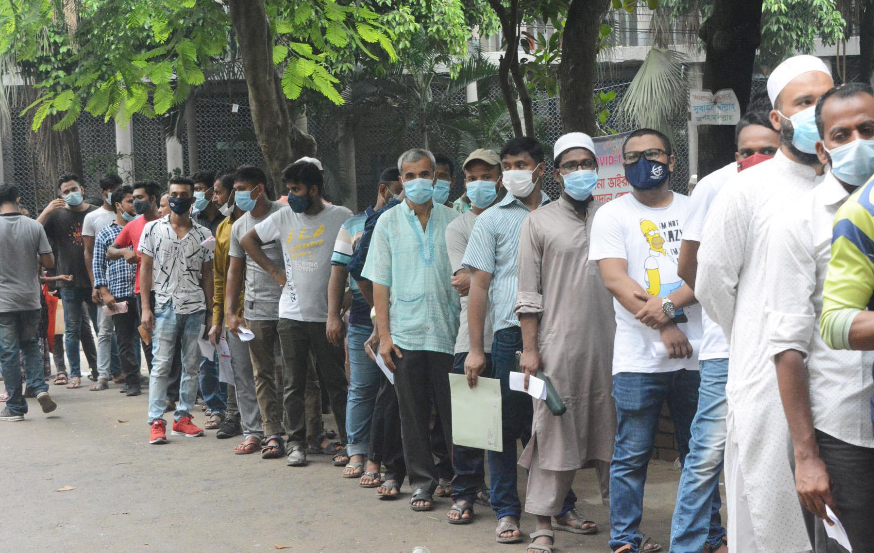 টিকা নিতে বাড়ছে আগ্রহ, কেন্দ্রে ভিড়