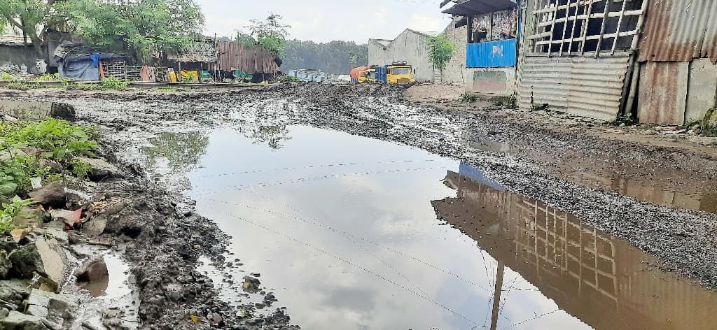 বন্দরের সড়ক ও ঘাট বেহাল, সামান্য বৃষ্টিতেই জলাবদ্ধতা