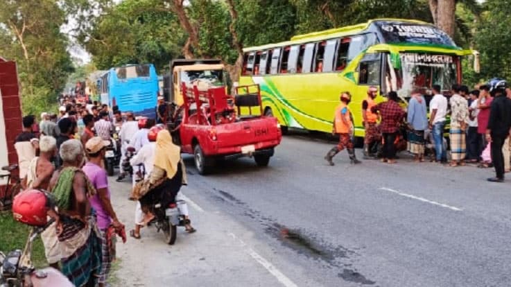 উল্টো পথে বাস-মোটরসাইকেল, দুর্ঘটনায় প্রাণ গেল তরুণের